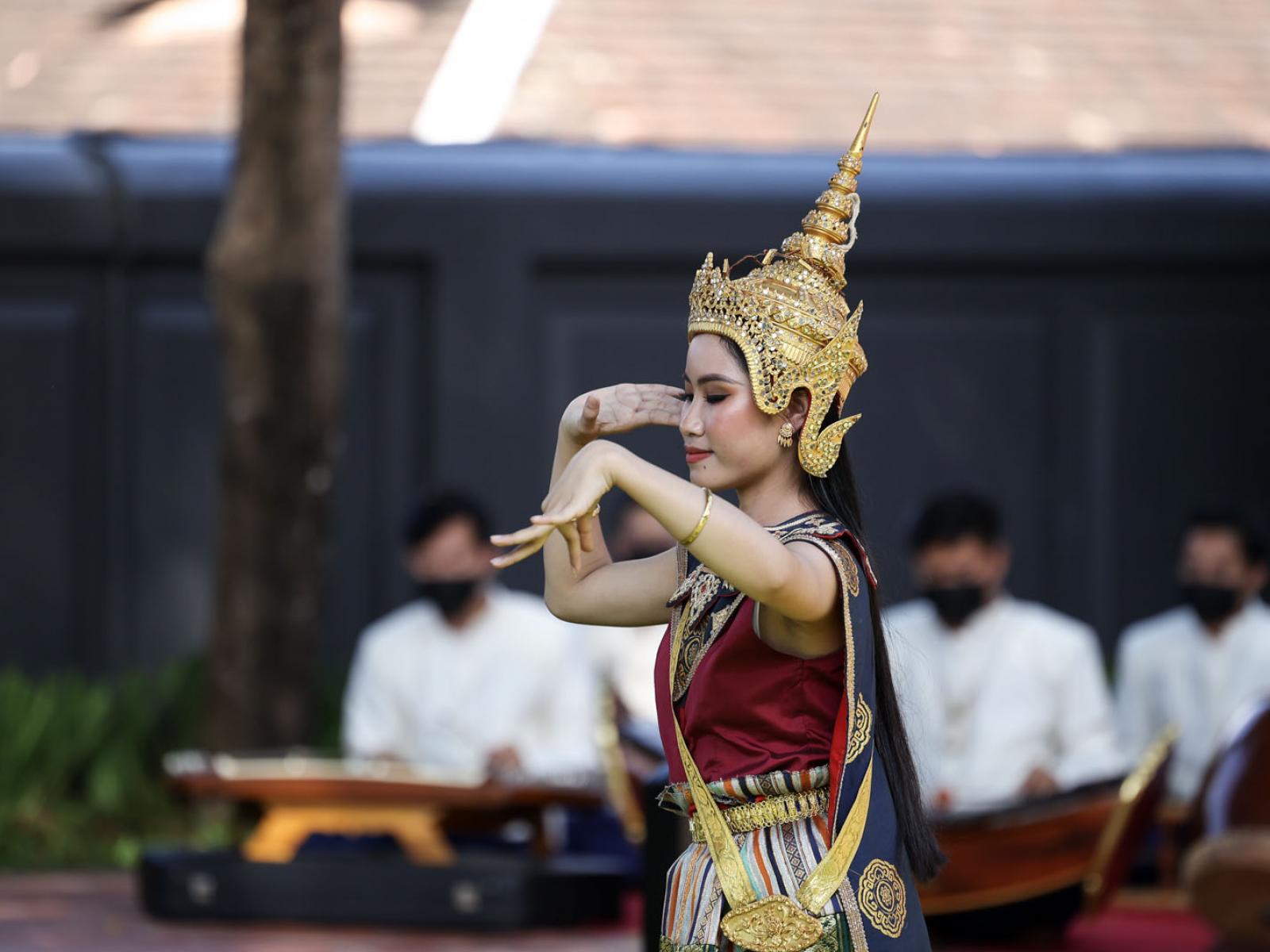Une danseuse effectue une danse traditionnelle laotienne