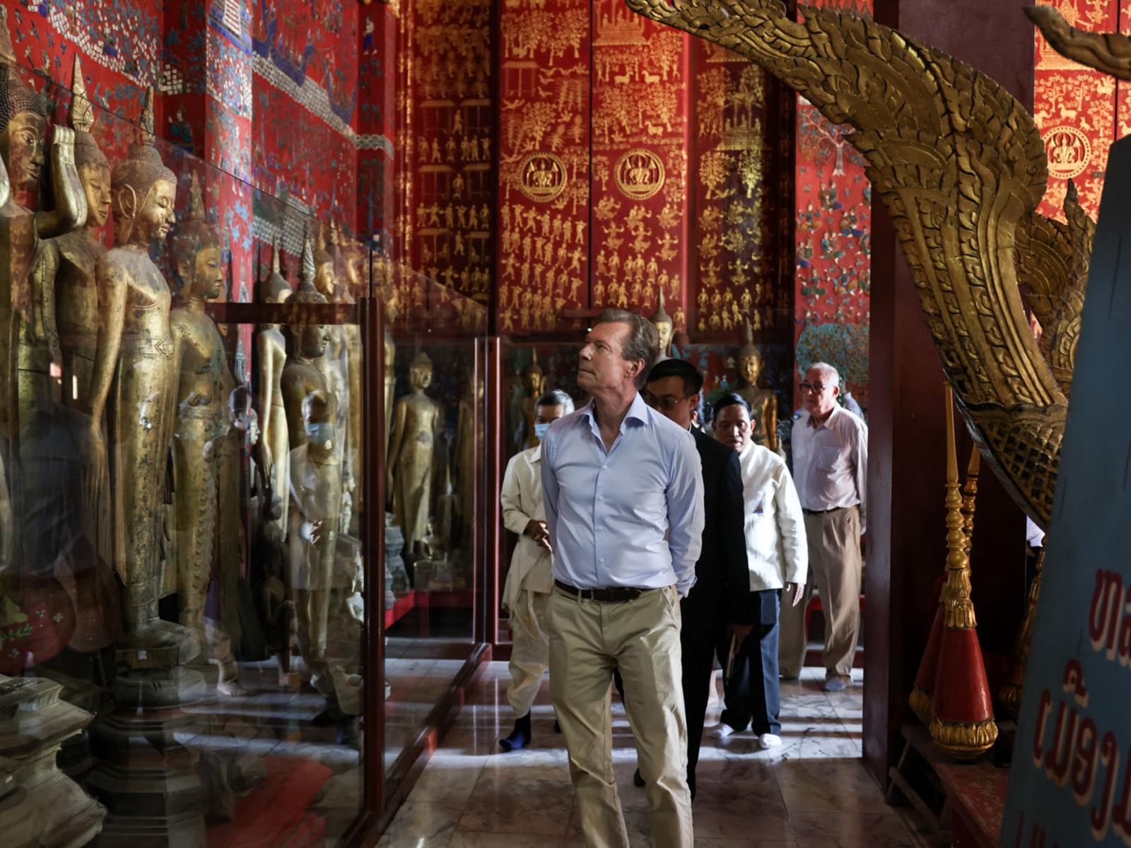 Le Grand-Duc observe les statues de Bouddha
