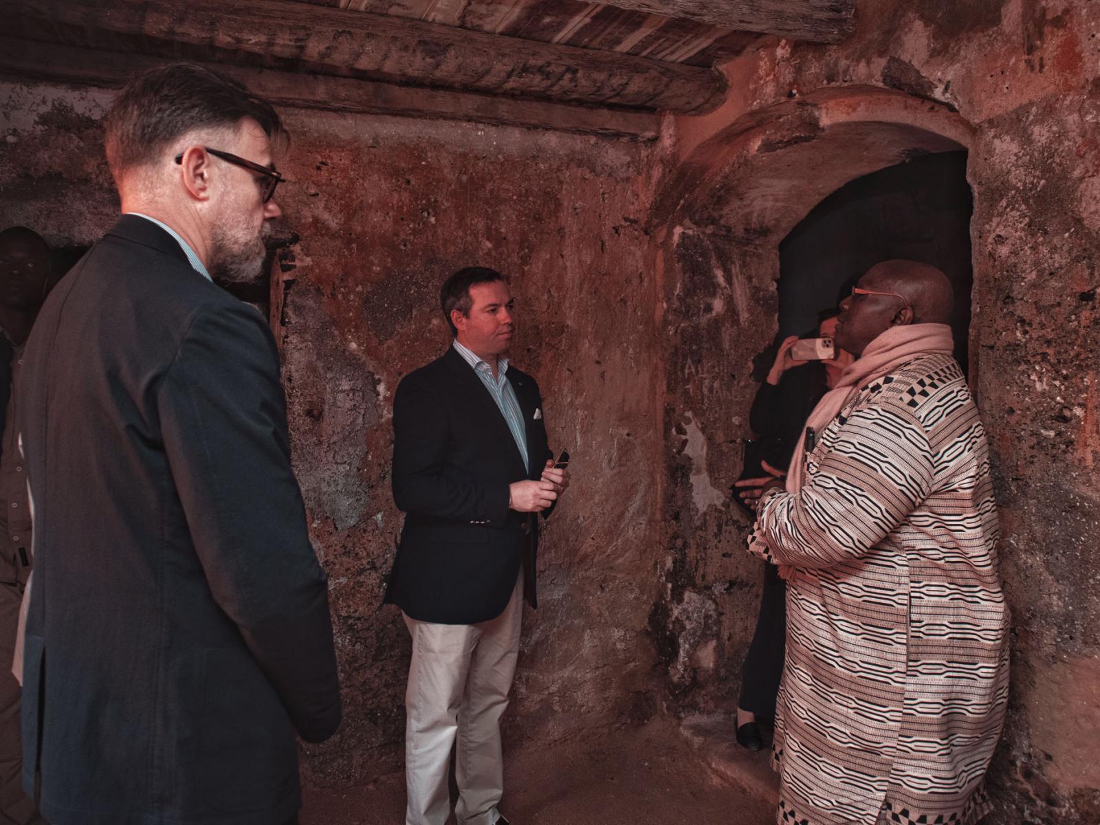 Le Prince et le Ministre reçoivent des explications sur l'île de Gorée