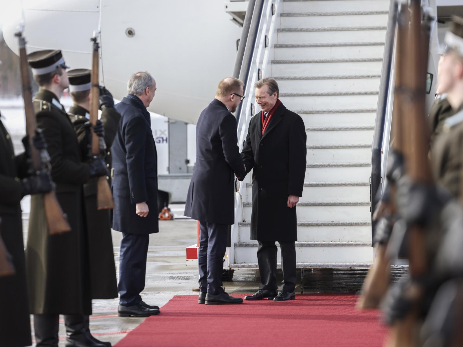 Le Grand-Duc est salué par l'ambassadeur du Luxembourg en Lettonie