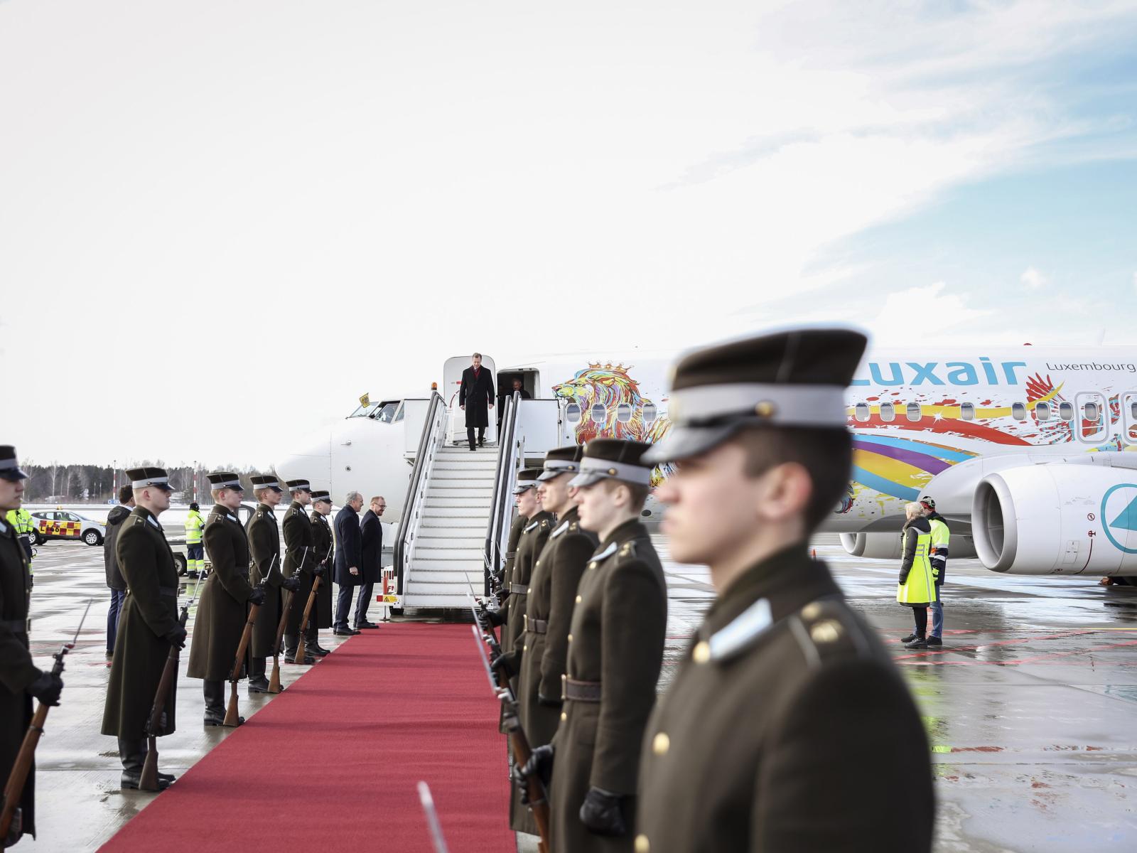 Le Grand-Duc descend de l'avion à son arrivée à Riga