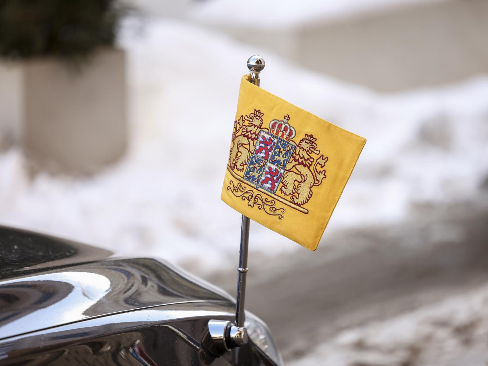 Vue sur le drapeau avec l'armoirie grand-ducale accroché à la voiture officielle