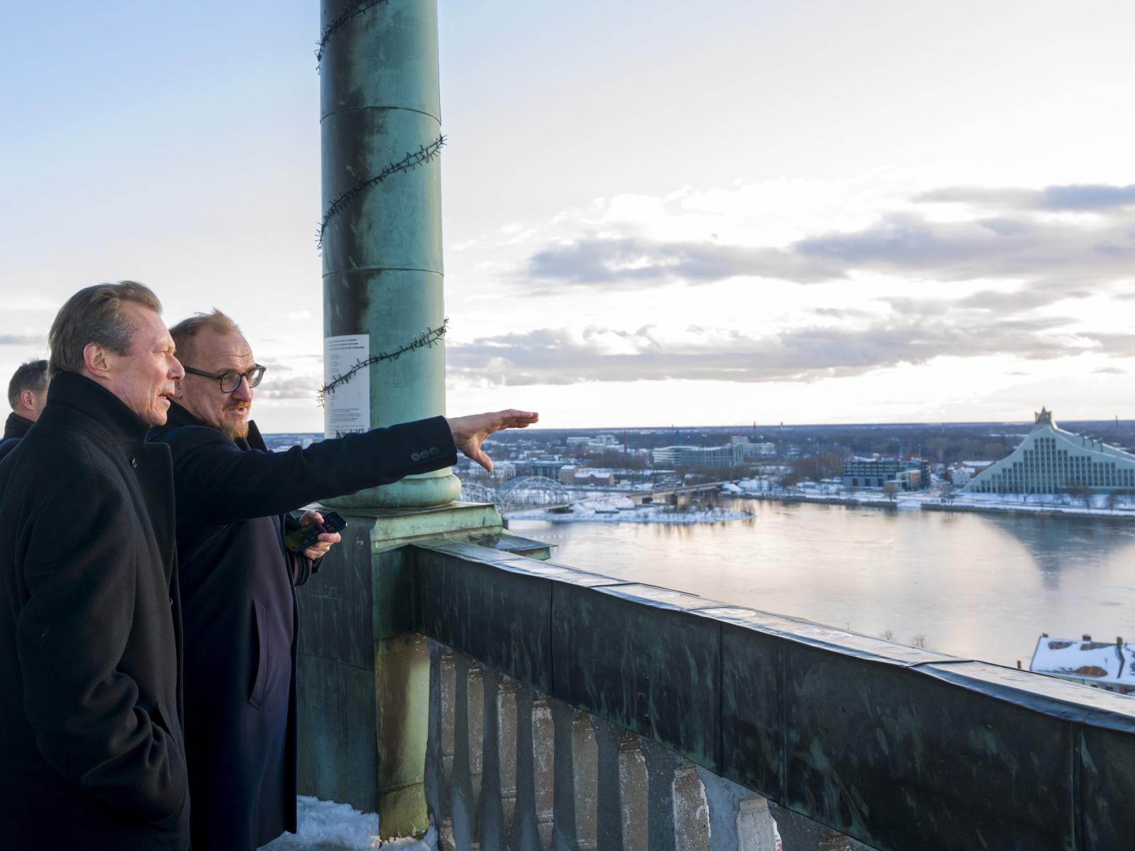 Le Grand-Duc reçoit des explications sur la ville de Riga
