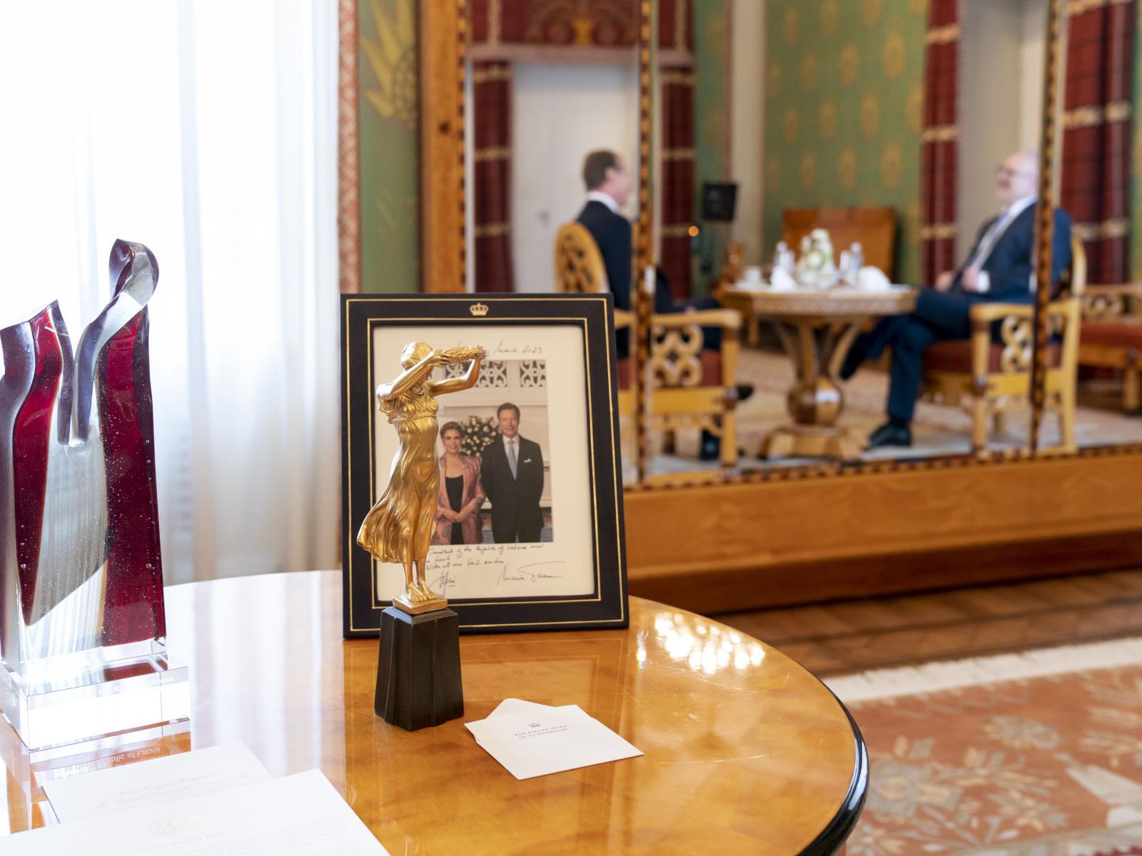 Vue sur les cadeaux offerts par le Grand-Duc au Président letton