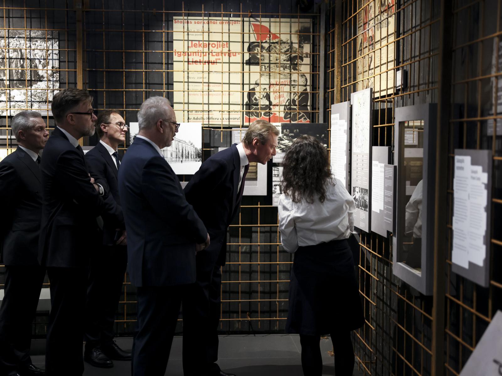Le Grand-Duc reçoit des explications sur un exposition