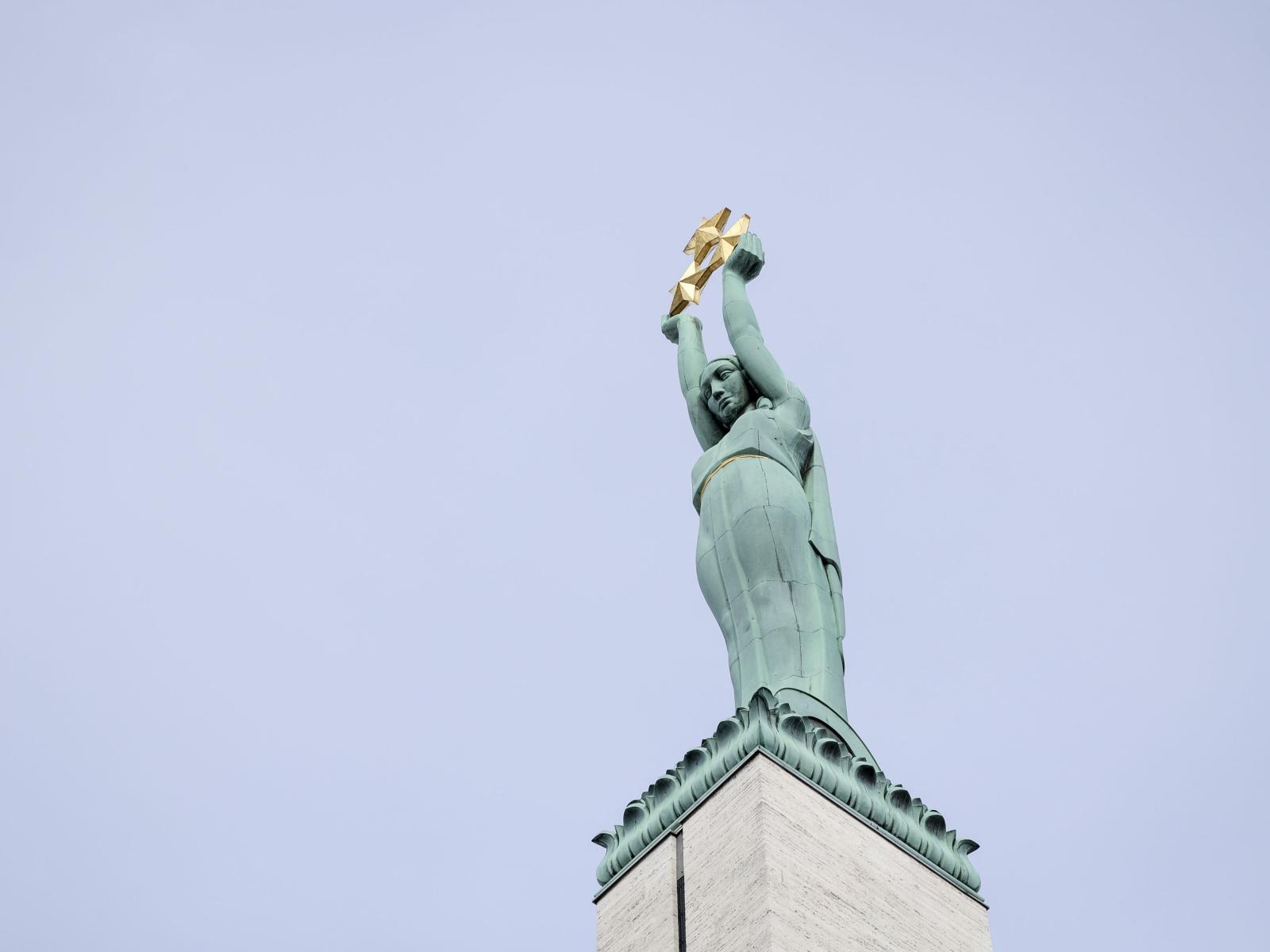 Vue sur la statue se trouvant en haut du Monument de la Liberté