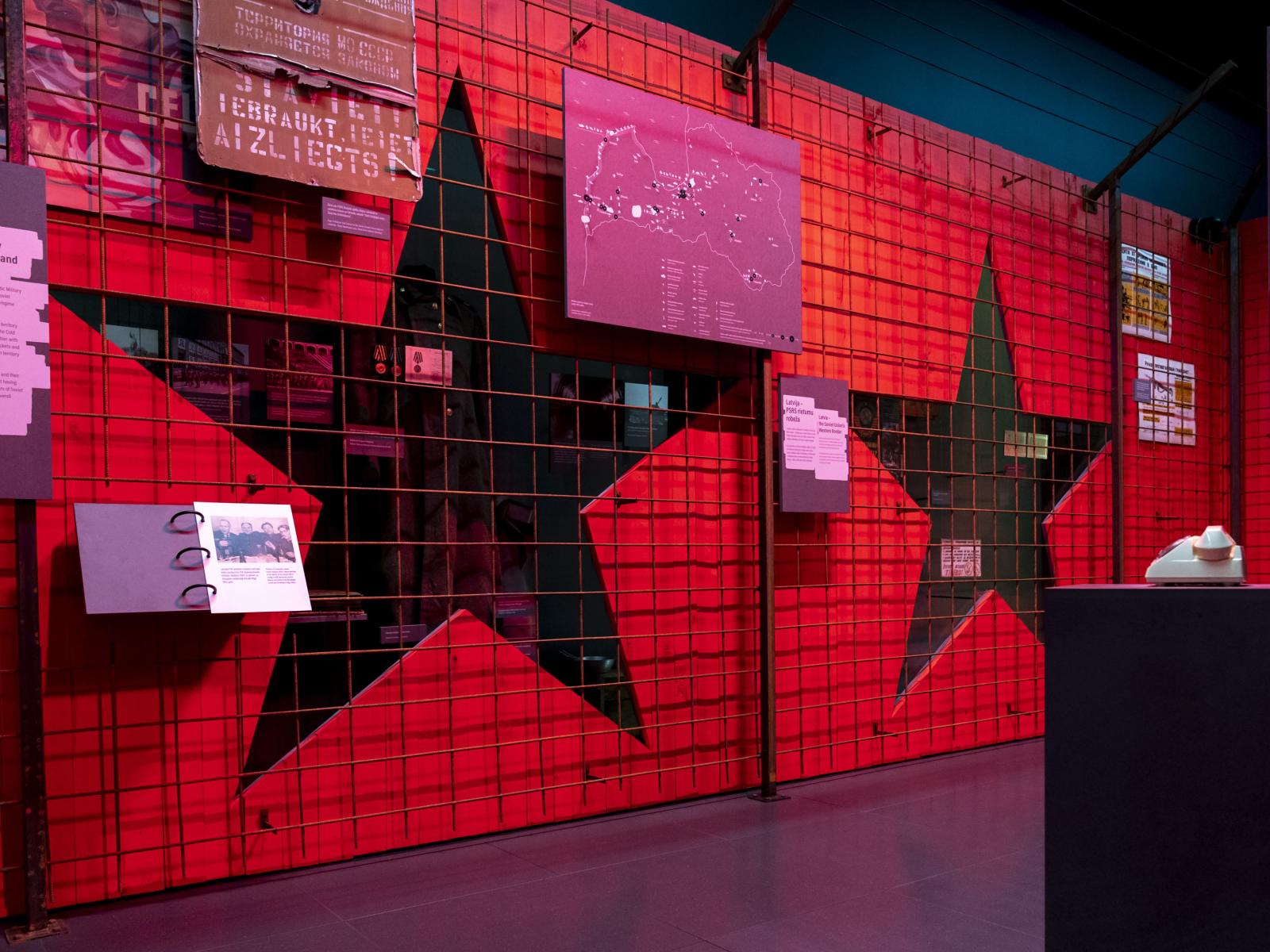 Vue sur le mur d'une exposition avec deux étoiles sur fond rouge