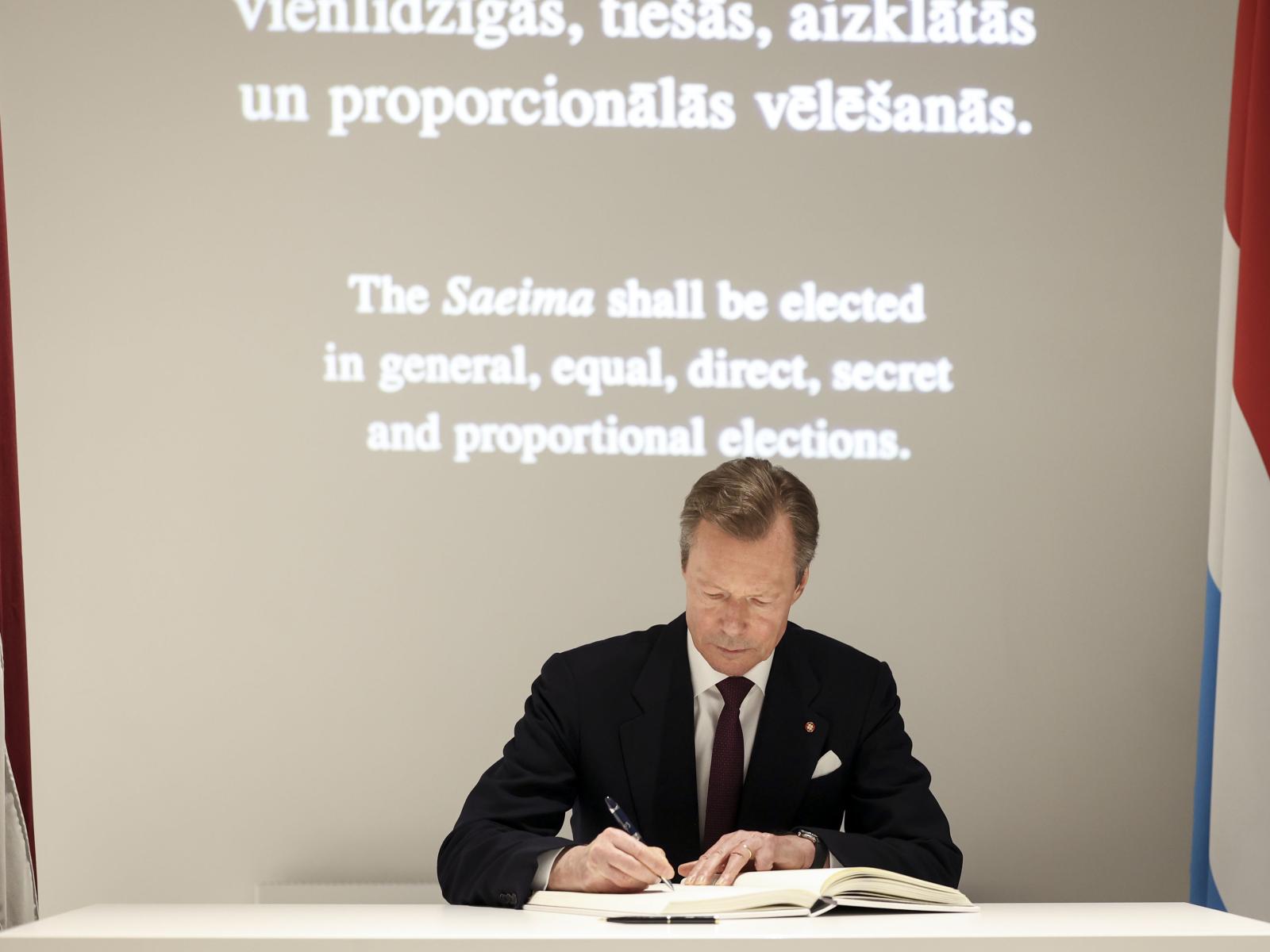 Le Grand-Duc signe le livre d'or du musée