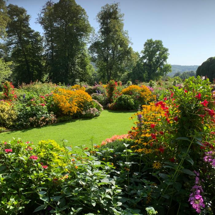 Die Gärten von Schloss Berg im Sommer