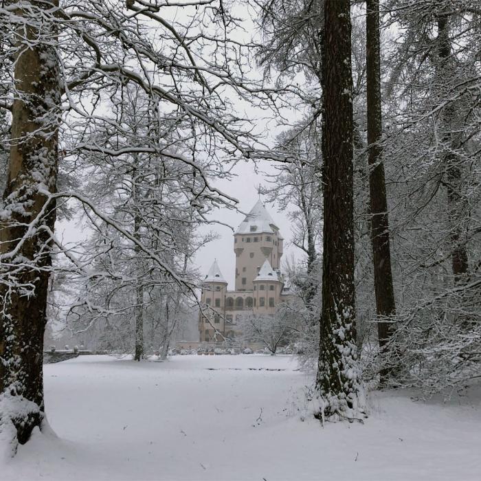 Schloss Berg unter einer Schneedecke