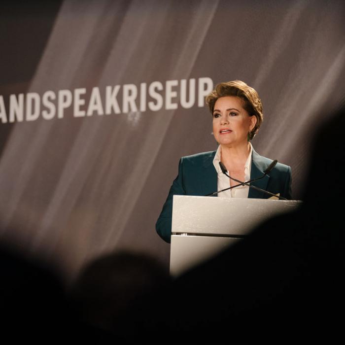 Die Großherzogin während des internationalen Forums "Stand Speak Rise Up!"