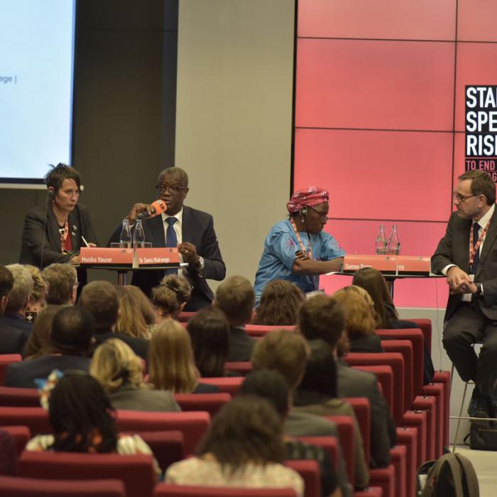 Den Dr Mukwege während dem Internationale Forum "Stand Speak Rise Up!"