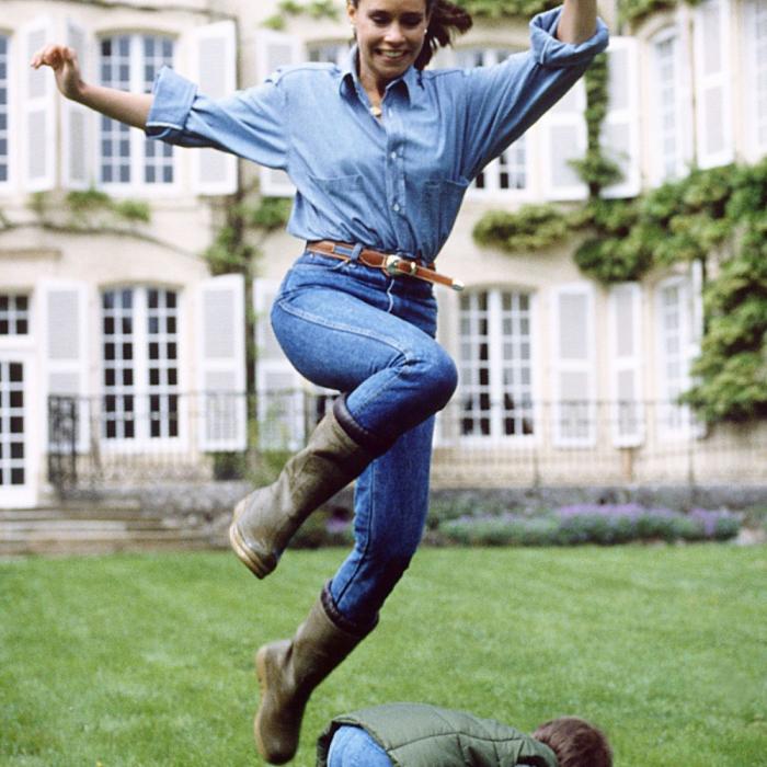 Prinzessin Maria Teresa spielt im Garten mit Prinz Guillaume