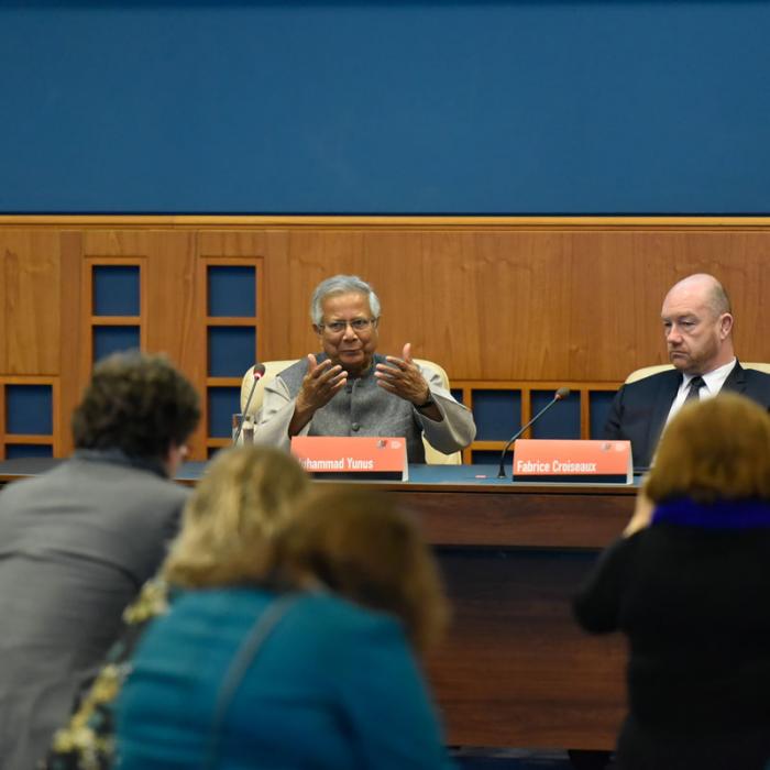 Le Professeur Yunus lors du Forum International "Stand Speak Rise Up!"