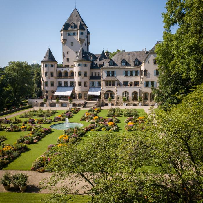 Die Gärten von Schloss Berg im Sommer