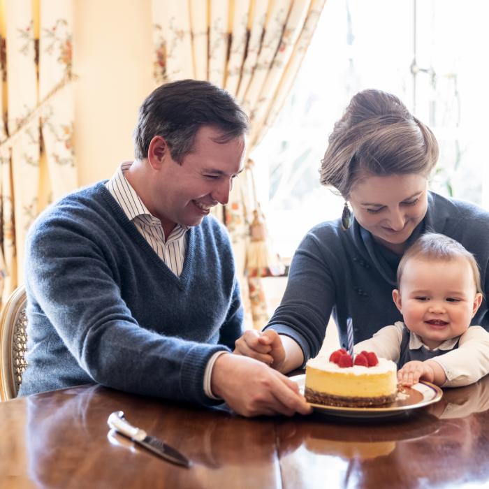 Das Prinzenpaar und Prinz Charles essen Kuchen