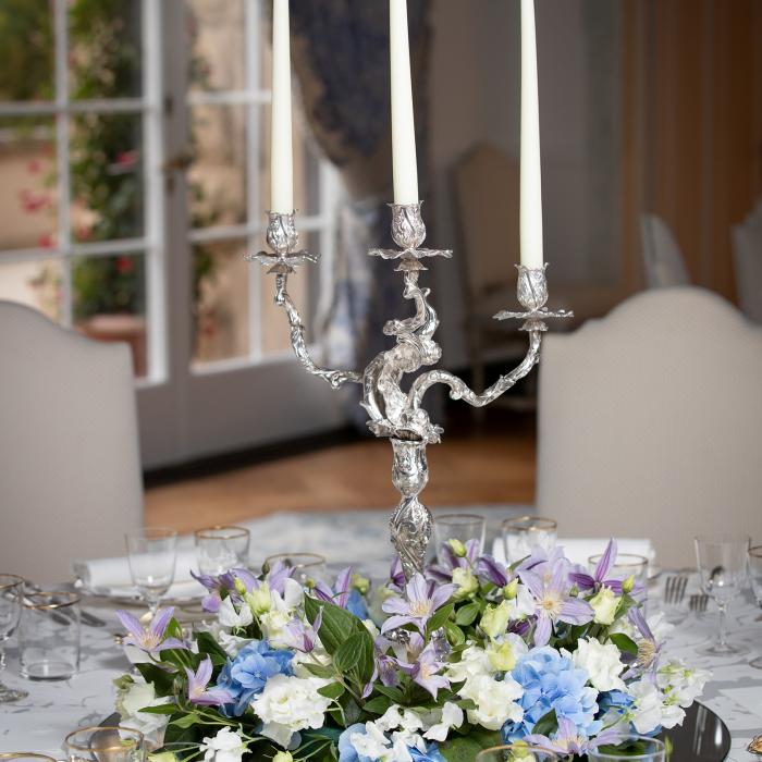 Blumendekorationen auf einem angerichteten Tisch
