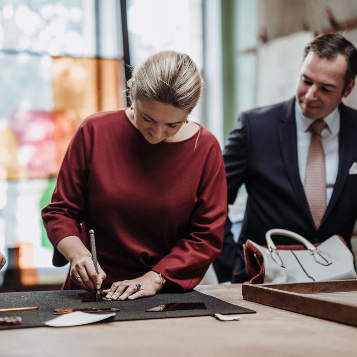 La Princesse Stéphanie découpe un verre