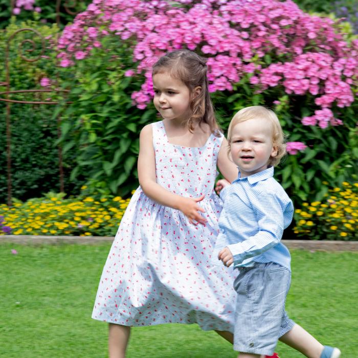 Prinzessin Amalia und Prinz Liam spielen im Garten von Schloss Berg