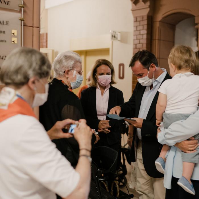 Le Prince Guillaume lit une lettre