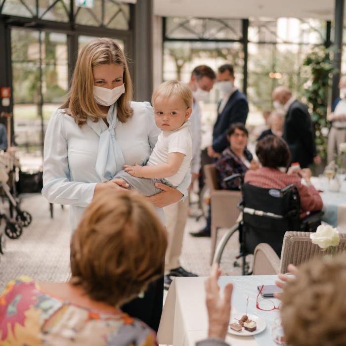 La Princesse Stéphanie et le Prince Charles interagissent avec des résidents