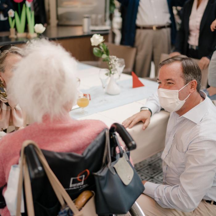 Le Prince Guillaume s'entretient avec une résidente