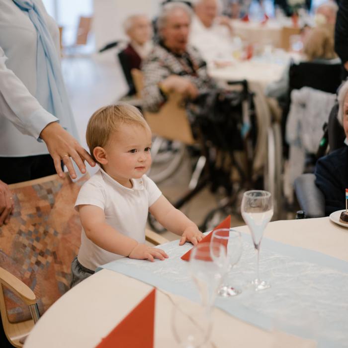 Le Prince Charles a pris place à une table avec des personnes âgées
