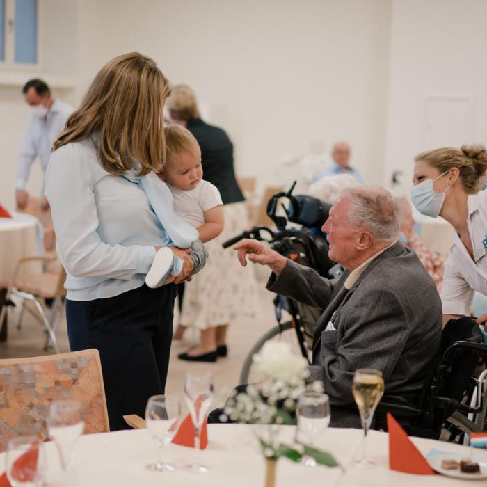 La Princesse Stéphanie et le Prince Charles échangent avec un résident