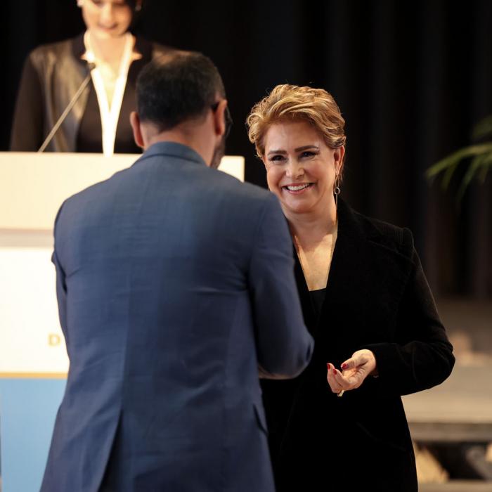 La Grande-Duchesse remet une médaille à un donneur de sang