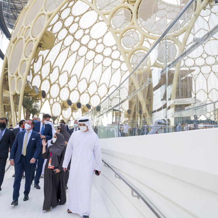 Le Prince Guillaume visite un pavillon de l'exposition universelle