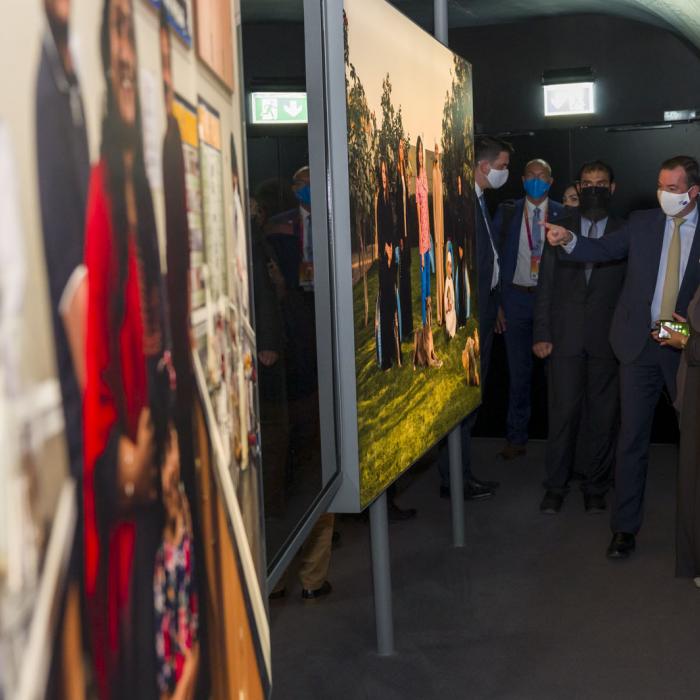 Le Prince héritier découvre une exposition photographique