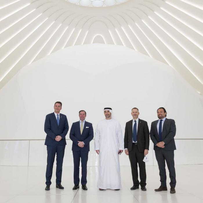 Photo de groupe dans un pavillon de l'exposition