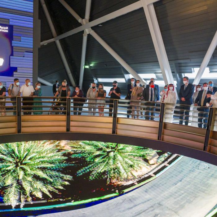 Le Prince Guillaume visite une scénographie d'un pavillon étranger