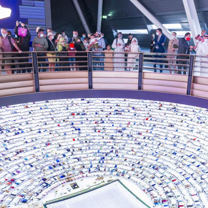 Le Prince Guillaume visite une scénographie d'un pavillon étranger