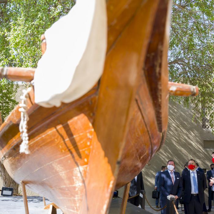 La délégation découvre la coque d'un bateau