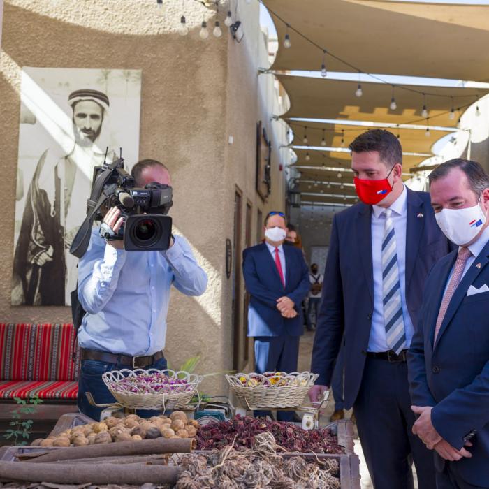 Le Prince et le ministre Delles visitent un marché du Vieux Dubaï