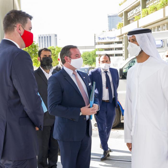Le Prince Guillaume et le ministre sont accueillis par le ministre de l'économie EAU