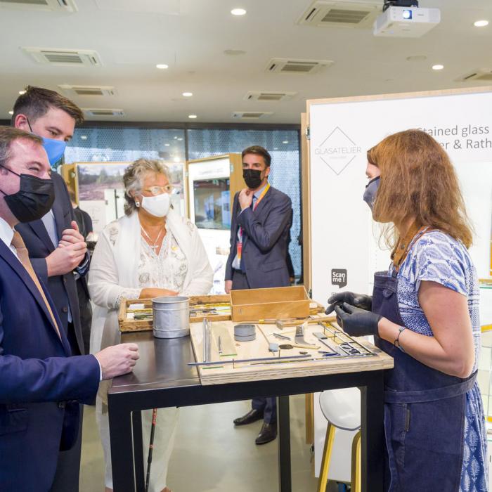 Le Prince Guillaume et le ministre Delles découvre le stand de vitraux