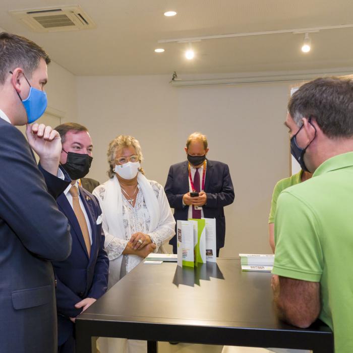 Le Prince Guillaume et le ministre Delles échangent avec un exposant