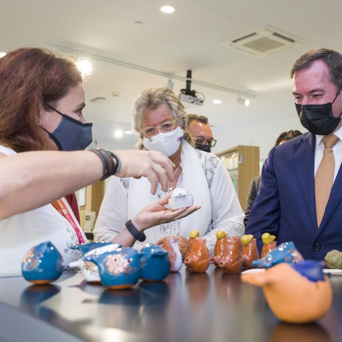 Le Prince Guillaume et le ministre Delles échangent avec un artisan