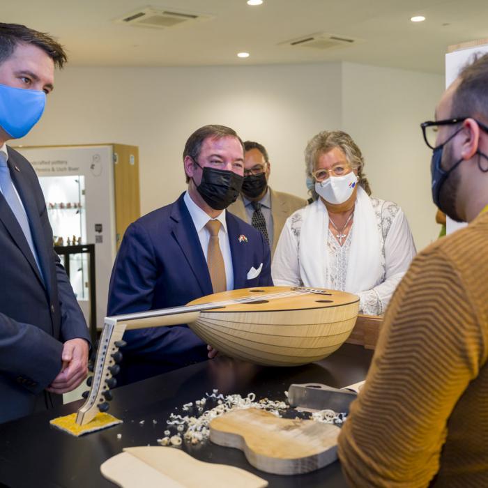 Le Prince Guillaume et le ministre Delles échangent avec un artisan