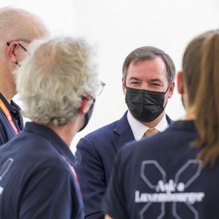 Le Prince Guillaume échange avec les équipes du pavillon