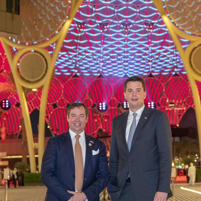 Le Prince Guillaume et le ministre Delles prennent une photo souvenir à l'exposition