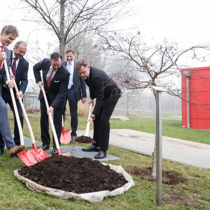 Le Prince Guillaume et le ministre Fayot plantent un arbre commémorant les 100 ans de l'entreprise
