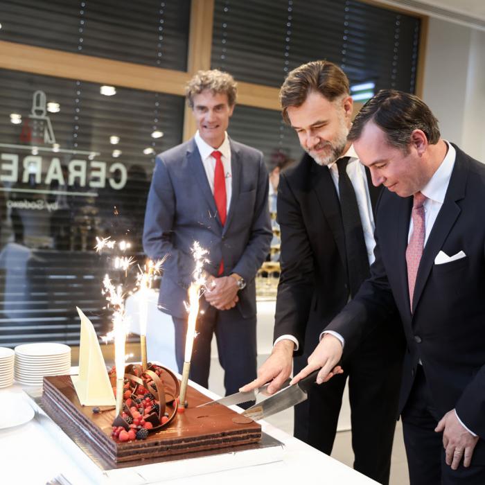 Le Prince Guillaume et le ministre Fayot coupent le gâteau commémorant les 100 ans de l'entreprise