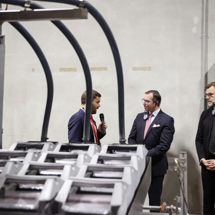 Le Prince Guillaume et le ministre Fayot en pleine visite d'un atelier