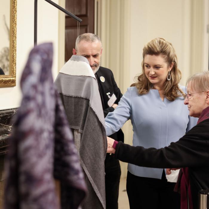 La Princesse observe un vêtement réalisé main