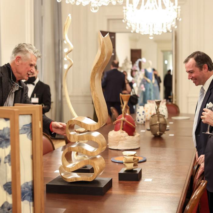 Le Prince Guillaume observe des oeuvres