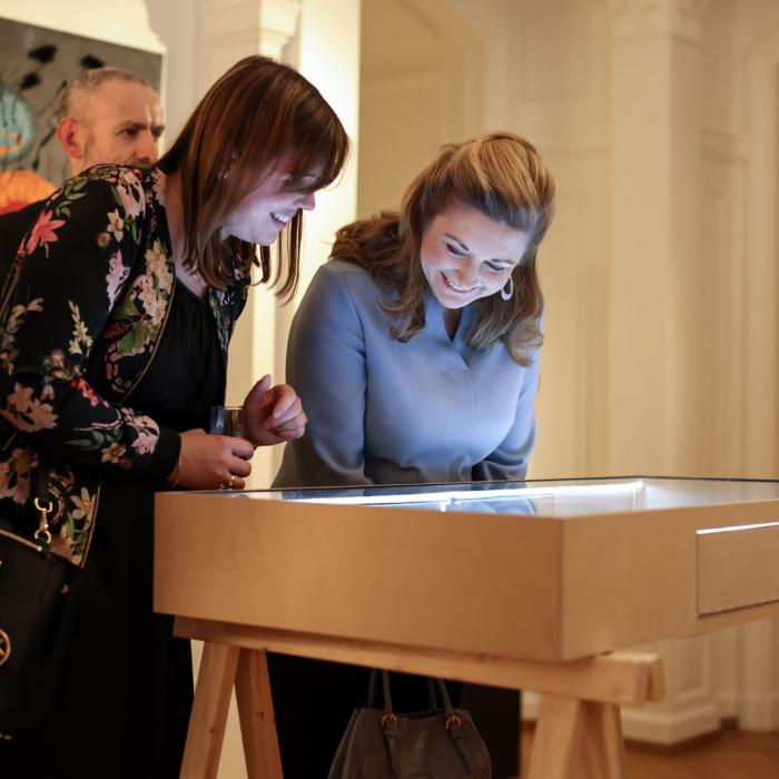 La Princesse observe des pièces d'une exposition