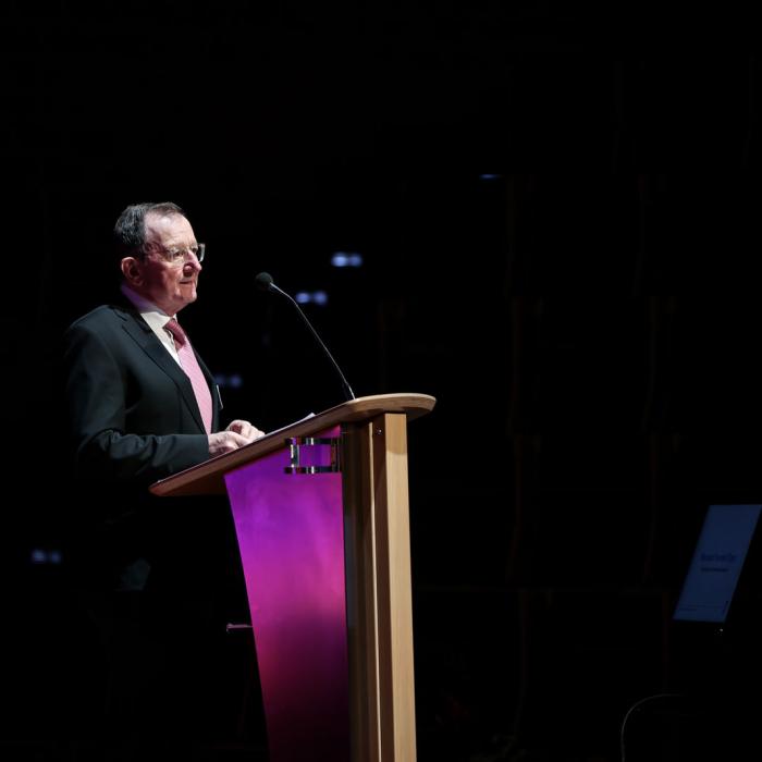 Monsieur Fernand Etgen prononce un discours durant la cérémonie